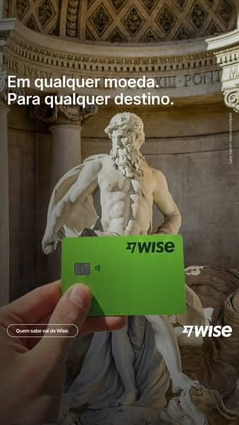 A person holds a bright green Wise card in front of a classical statue inside a domed building with intricate architecture, with the text "Em qualquer moeda. Para qualquer destino." and a small button saying "Quem sabe vai de Wise." plus the Wise logo at the bottom right.